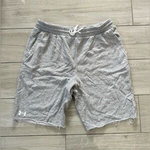 Men’s UNDER ARMOUR gray jogger shorts
